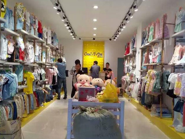 酷童派童装店铺展示