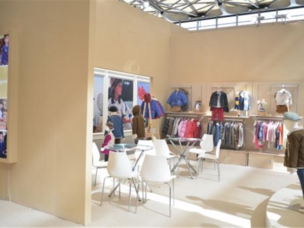 A+KDIS童装店铺展示