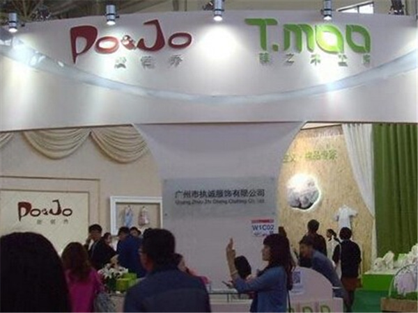 皮偌乔童装店铺展示