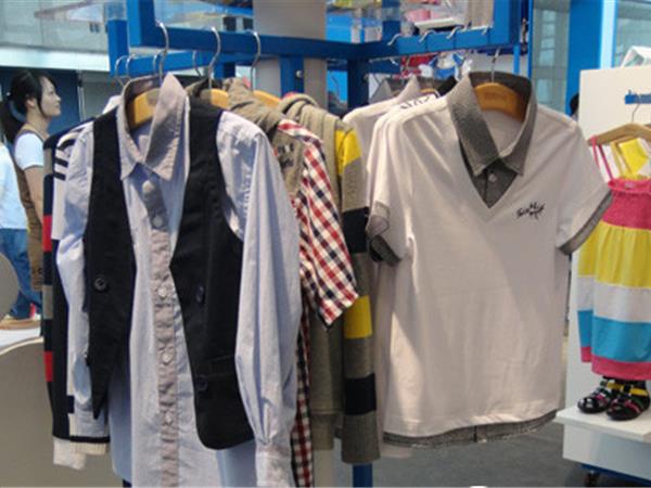 特步儿童用品童装店铺展示