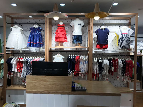斑尚潮童童装店铺展示