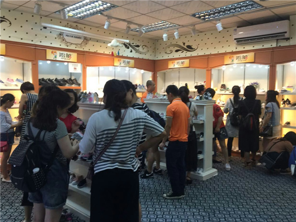 鸿胪娃童装店铺展示