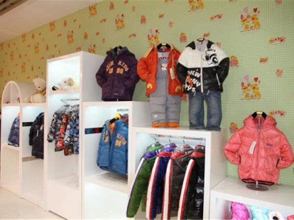 冰雪隆娃、童心园大风车童装店铺展示