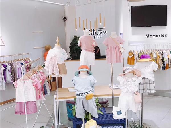 洛小米童装店铺展示