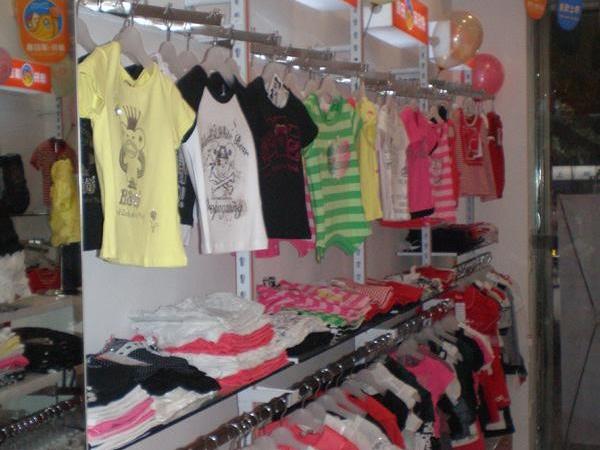 满园春童装店铺展示