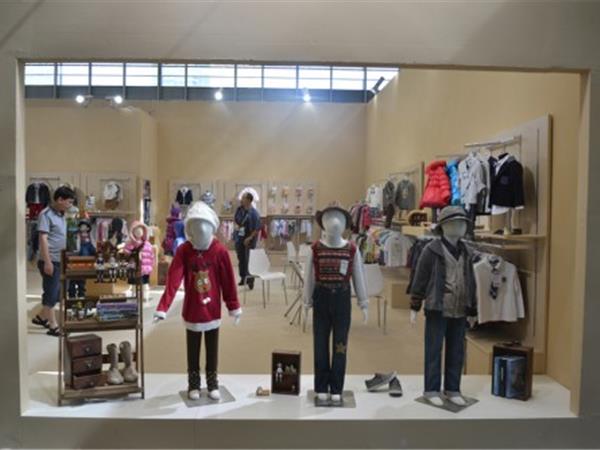 A+KDIS童装店铺展示