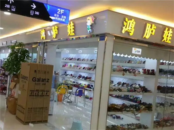 鸿胪娃童装店铺展示