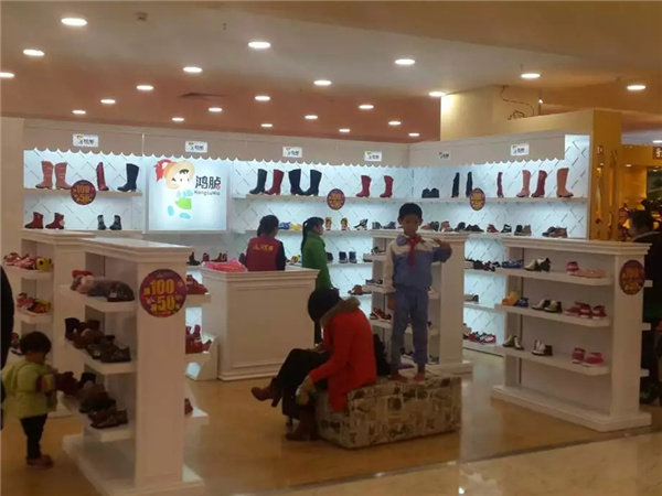 鸿胪娃童装店铺展示