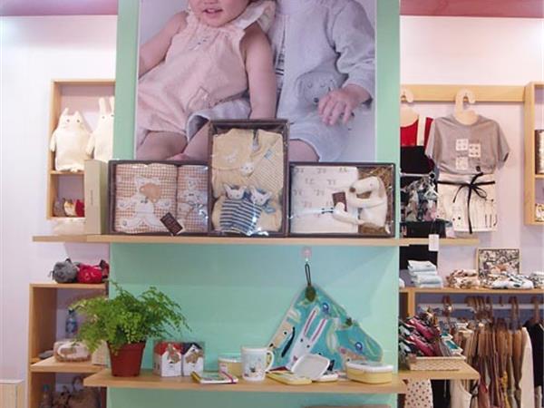 诺亚法米丽童装店铺展示