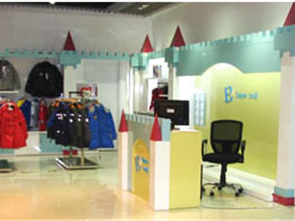 冰雪隆娃、童心园大风车童装店铺展示