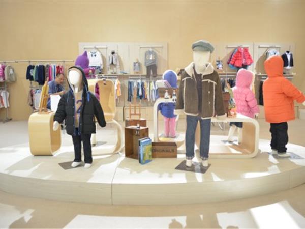A+KDIS童装店铺展示