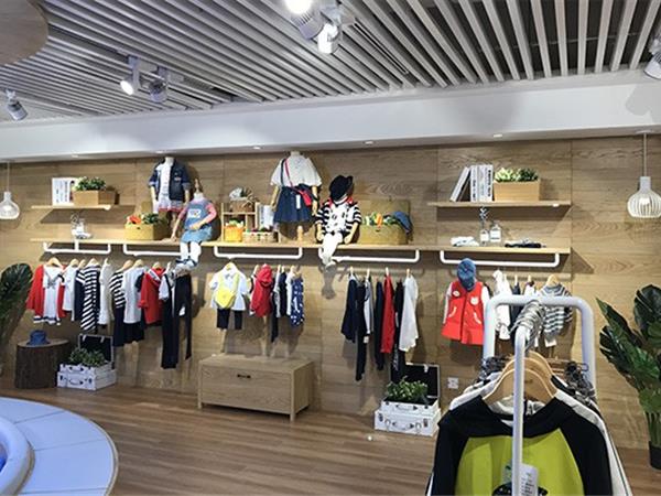 水孩儿童装店铺展示