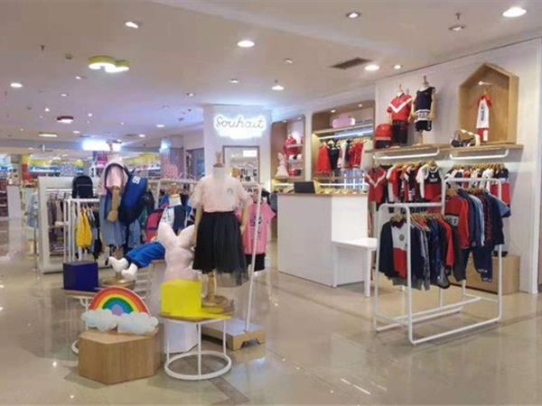 水孩儿童装店铺展示