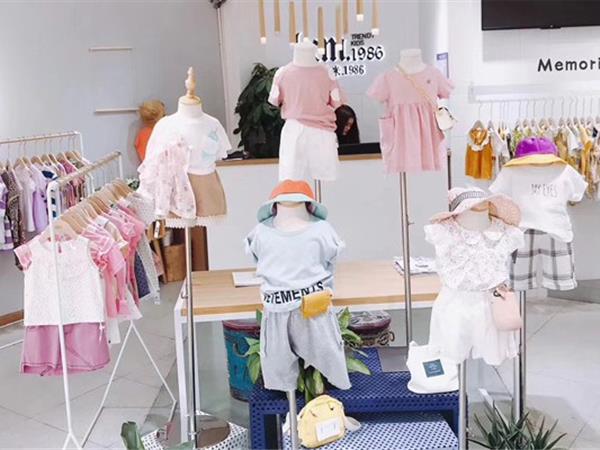 洛小米童装店铺展示