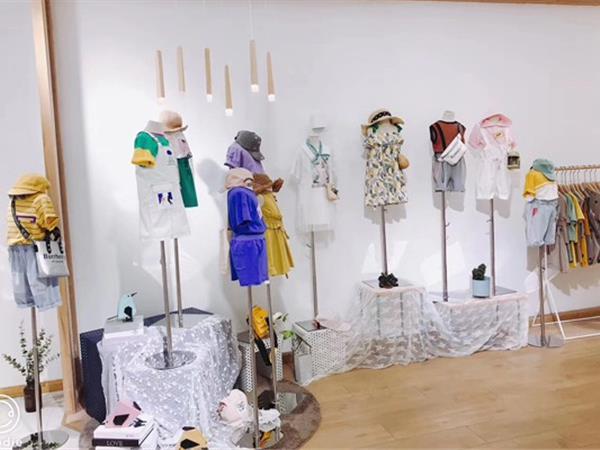 洛小米童装店铺展示