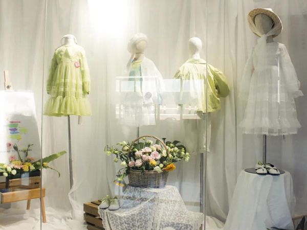 草莓家族童装店铺展示