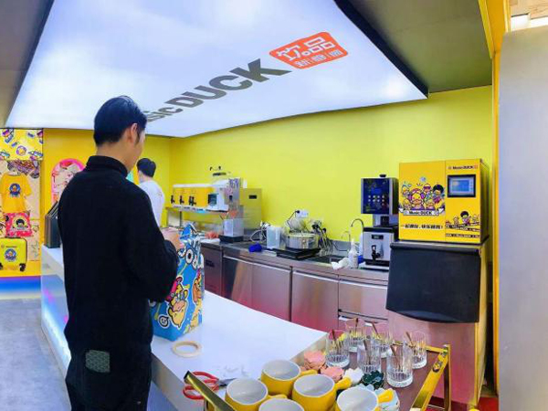 哈罗小黄鸭童装店铺展示