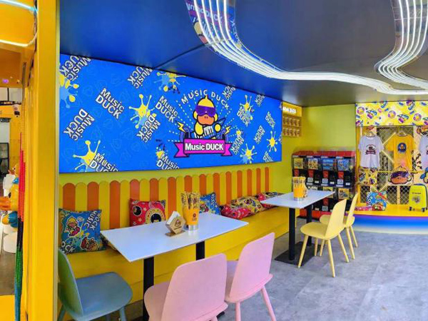 哈罗小黄鸭童装店铺展示